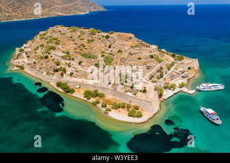 Luftaufnahme von touristischen Boote auf den Ruinen der Festung und der ehemaligen Kolonie für Leprakranke Insel Spingalonga (Elounda, Kreta, Griechenland) Stockfoto