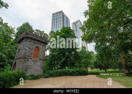 Frankfurt am Main, Deutschland. Juli 2019. Der alte Turm im Rothschildpark in der Innenstadt Stockfoto