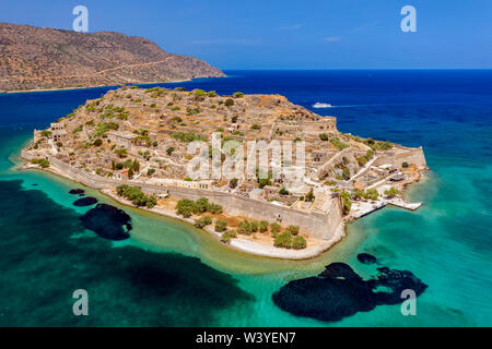 Antenne drone Blick auf die Ruinen des alten venezianischen Festung auf der Insel Spinalonga auf der Griechischen Insel Kreta Stockfoto
