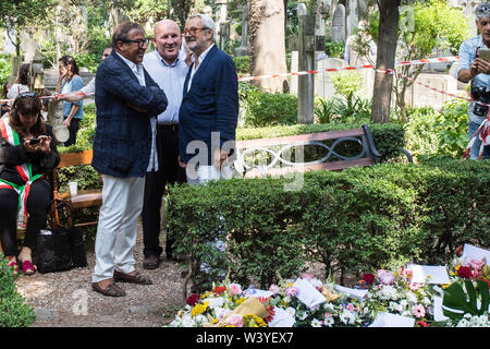 Roma, Italia. 18 Juli, 2019. Foto Valerio Portelli/LaPresse 18.07.2019 Roma, Italia Ultimo saluto eine Camilleri Cronaca Nella Foto: Piero Maccarinelli, Carlo Degli Esposti, Roberto Cicutto Foto Valerio Portelli/LaPresse 18 Juli 2019 Rom, Italien letzter Abschied von Camilleri Neuigkeiten In der Pic: Piero Maccarinelli, Carlo Degli Esposti, Roberto Cicutto Credit: LaPresse/Alamy leben Nachrichten Stockfoto