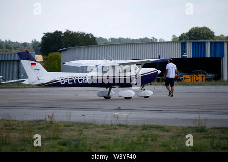 Kleinflugzeug, Flughafen Strausberg, Brandenburg (nur fuer redaktionelle Verwendung. Keine Werbung. Referenzdatenbank: http://www.360-berlin.de. © Jen Stockfoto