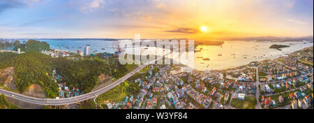 Panorama von Ha Long Stadt, Vietnam, mit Bai Chay Bridge. In der Nähe der Halong Bay, UNESCO-Weltkulturerbe. Beliebte Sehenswürdigkeiten, berühmten Ziel von Vietnam. Stockfoto