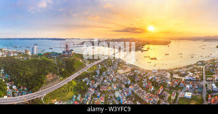 Panorama von Ha Long Stadt, Vietnam, mit Bai Chay Bridge. In der Nähe der Halong Bay, UNESCO-Weltkulturerbe. Beliebte Sehenswürdigkeiten, berühmten Ziel von Vietnam. Stockfoto