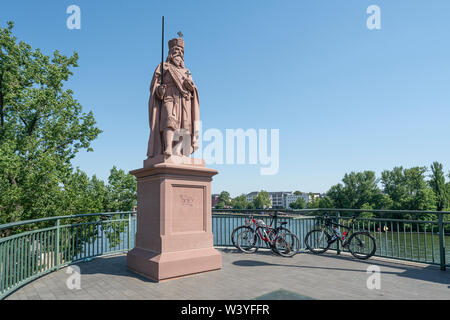 Frankfurt am Main, Deutschland. Juli 2019. die Statue Karls des Großen auf der Brücke über den Main Stockfoto