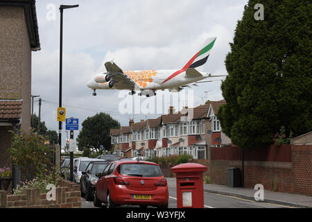 Feltham West London, UK. 18 Juli, 2019. Flughafen Heathrow bereitet sich auf eine der verkehrsreichsten Wochenenden des Jahres mit dem Beginn der Schulferien. Myrtle Avenue ist die nächste Straße in einem Wohnviertel in der Nähe des Flughäfen südliche Start- und Landebahn und hat Flüge über die Bewohner Häuser alle 90 Sekunden das Fliegen von 7 bis 3 Uhr eine Woche dann bin Von 15.00 bis der letzte Flug des Tages die alternative Woche die Eigenheimbesitzer eine Atempause vom Fluglärm zu geben. Quelle: MARTIN DALTON/Alamy leben Nachrichten Stockfoto