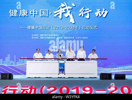 (190718) - Peking, 18. Juli 2019 (Xinhua) - chinesische Vizepremier Sun Chunlan besucht eine einer Zeremonie der gesunden China Initiative in Peking, der Hauptstadt von China, 18. Juli 2019. (Xinhua / Liu Bin) Stockfoto