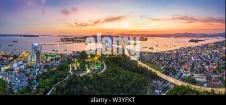 Panorama von Ha Long Stadt, Vietnam, mit Bai Chay Bridge. In der Nähe der Halong Bay, UNESCO-Weltkulturerbe. Beliebte Sehenswürdigkeiten, berühmten Ziel von Vietnam. Stockfoto