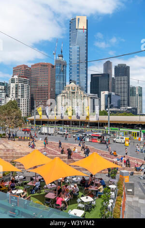 Blick über den Federation Square in Richtung der Skyline von Southbank mit der Eureka Tower im Zentrum, Melbourne, Victoria, Australien Stockfoto