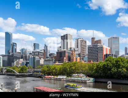 Yarra River und Central Business District (CBD) von Southbank, Melbourne, Victoria, Australien gesehen Stockfoto