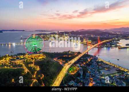 Luftaufnahme von Sun Welt Halong Park, mit Sun Räder und Unterwasser Spiele. Halong City, Vietnam. In der Nähe der Halong Bay, UNESCO-Weltkulturerbe. Stockfoto