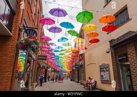 Eine farbige Darstellung der Schirme, die obenliegend in der Fußgängerzone in Durham, England, Großbritannien Stockfoto
