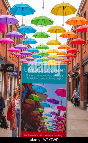 Eine farbige Darstellung der Schirme, die obenliegend in der Fußgängerzone in Durham, England, Großbritannien Stockfoto