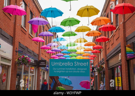 Eine farbige Darstellung der Schirme, die obenliegend in der Fußgängerzone in Durham, England, Großbritannien Stockfoto