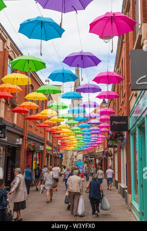 Eine farbige Darstellung der Schirme, die obenliegend in der Fußgängerzone in Durham, England, Großbritannien Stockfoto