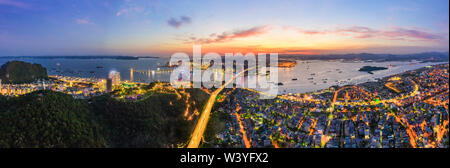 Panorama von Ha Long Stadt, Vietnam, mit Bai Chay Bridge. In der Nähe der Halong Bay, UNESCO-Weltkulturerbe. Beliebte Sehenswürdigkeiten, berühmten Ziel von Vietnam. Stockfoto