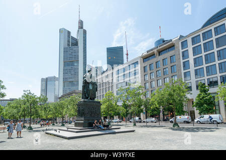 Frankfurt am Main, Juli 2019. Blick auf das Denkmal und die Statue von Goethe auf dem Platz mit dem gleichen Namen Stockfoto