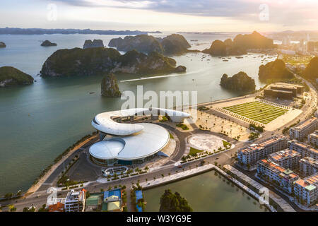 Quang Ninh Planung, Messe- und Ausstellungsbereich oder Delphinen Haus. Halong Stadt. In der Nähe der Halong Bay, UNESCO-Weltkulturerbe. Beliebte Wahrzeichen von VIetnam Stockfoto