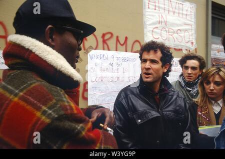 Johnny Clegg, South African Rock Musiker, auch als die "Weiße Zulu", immer gegen das Apartheidsregime engagiert bekannt. Hier an der Staatlichen Universität von Mailand (Italien), Fakultät für Politische Wissenschaften, im Februar 1990 Stockfoto