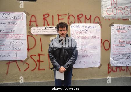 Johnny Clegg, South African Rock Musiker, auch als die "Weiße Zulu", immer gegen das Apartheidsregime engagiert bekannt. Hier an der Staatlichen Universität von Mailand (Italien), Fakultät für Politische Wissenschaften, im Februar 1990 Stockfoto