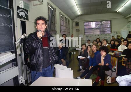 Johnny Clegg, South African Rock Musiker, auch als die "Weiße Zulu", immer gegen das Apartheidsregime engagiert bekannt. Hier an der Staatlichen Universität von Mailand (Italien), Fakultät für Politische Wissenschaften, im Februar 1990 Stockfoto