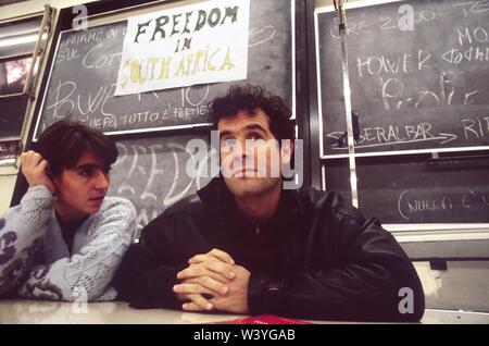 Johnny Clegg, South African Rock Musiker, auch als die "Weiße Zulu", immer gegen das Apartheidsregime engagiert bekannt. Hier an der Staatlichen Universität von Mailand (Italien), Fakultät für Politische Wissenschaften, im Februar 1990 Stockfoto