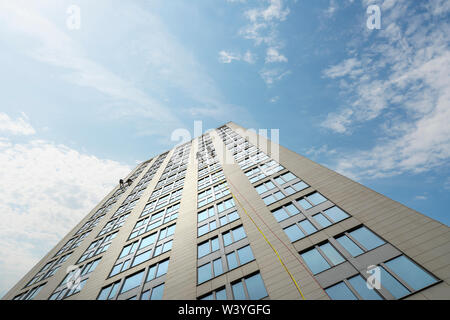 Frankfurt am Main, Juli 2019. Einige Fensterputzer Arbeitnehmer hängen mit Seil auf einem Wolkenkratzer Stockfoto