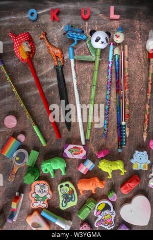 Hintergrund, Spaß Bleistifte und Radiergummis für Kinder Stockfoto