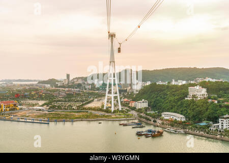 Cable Car Station und der Queen Seilbahn in der Sonne Welt Halong Park. Halong City, Vietnam. In der Nähe der Halong Bay, UNESCO-Weltkulturerbe. Stockfoto