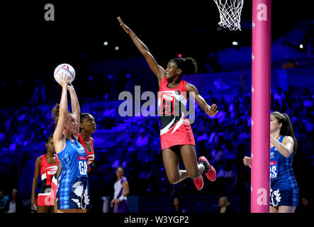 Schottlands Lynsey Gallagher (links) und Trinidad und Tobagos Aniecia Baptiste in Aktion während der NETBALL WM-Spiel im M&S Bank Arena, Liverpool. Stockfoto