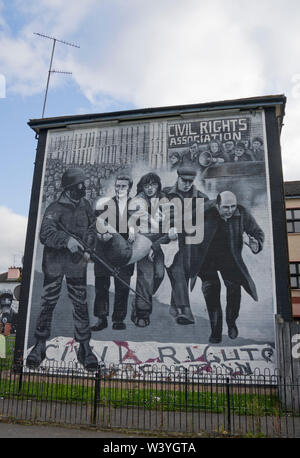 Republikanische Wandgemälde zum Gedenken an Bloody Sunday in der Bogside Bereich von Derry, Nordirland Stockfoto