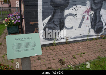 Republikanische Wandgemälde zum Gedenken an Bloody Sunday in der Bogside Bereich von Derry, Nordirland Stockfoto