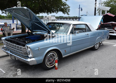 A 1966 Ford Galaxie 500 auf dem Display an einem Auto zeigen. Stockfoto