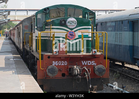 Madurai, Indien - 10. März 2018: Personenzug über den Bahnhof in Tamil Nadu abweichen Stockfoto