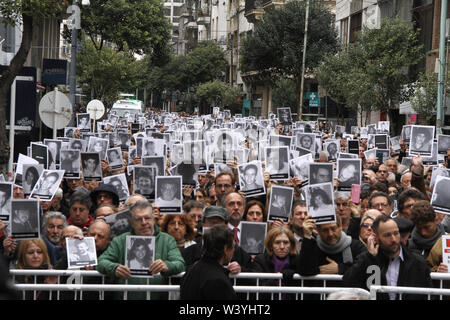 BUENOS AIRES, 18.07.2019: Tausende von Menschen zu den zentralen Aktivität Treffen erinnern von 85 Tote bei Anschlag auf das AMIA-Hauptquartier am 18. Juli, Stockfoto