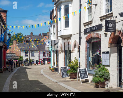 Fahnentuch fliegen über Krkgate im Sommer Ripon North Yorkshire England Stockfoto