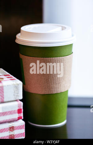 Kaffee am Morgen auf einem Weihnachten und Geschenkboxen auf einem Holztisch - Bild Stockfoto