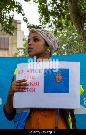 März im Parlament, Justiz für Shukri Abdi, Westminster, Großbritannien. 17. Juli, 2019. Mitglieder des britischen somalischen Gemeinschaft fordern die Behörden eine förmliche Untersuchung in den Tod einer 12 Jahre alten somalischen Mädchen, Shukri Abdi, von Bury in der Nähe von Greater Manchester zu halten, nach ihrem Tod. Shukri kam mit ihrer Familie aus dem Flüchtlingslager in Dadaab, Kenia Garissa und tot in einem Fluss rund um Mitternacht am 27. Juni, 2019 gefunden. Credit: Maureen McLean/Alamy Stockfoto