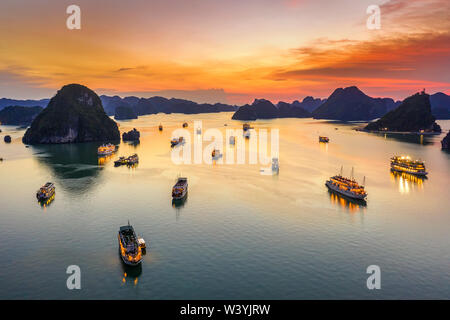 Luftaufnahme von Sonnenuntergang und Sonnenaufgang in der Nähe von Ti Top Rock Island, Halong Bay, Vietnam, Südostasien. UNESCO-Weltkulturerbe. Junk Bootsfahrt nach Ha Long Bucht. Stockfoto