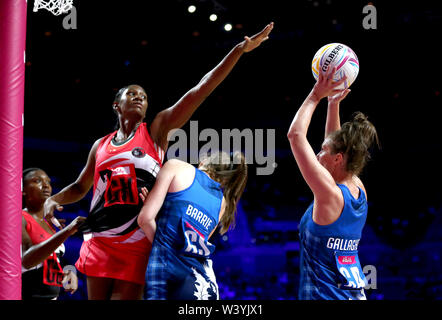 Schottlands Lynsey Gallagher (rechts) und Trinidad und Tobagos Daystar Swift in Aktion während der NETBALL WM-Spiel im M&S Bank Arena, Liverpool. Stockfoto