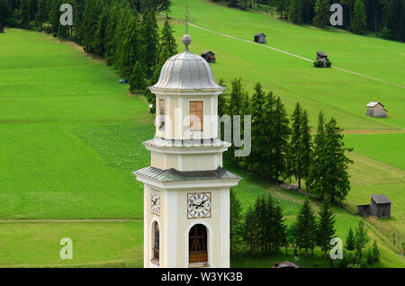 Kirche von Sesto-Sexten während der Sommersaison. Pustertal, Dolomiten. Südtirol in Italien. Stockfoto