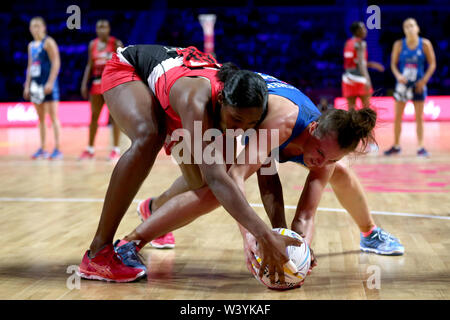 Schottlands Lynsey Gallagher (rechts) und Trinidad und Tobagos Daystar Swift in Aktion während der NETBALL WM-Spiel im M&S Bank Arena, Liverpool. Stockfoto