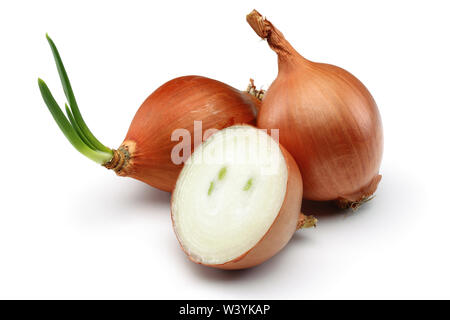 Ganze und halbe Zwiebeln auf Hintergrund isoliert Stockfoto