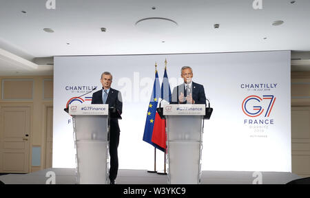 Paris, Frankreich. 18 Juli, 2019. Der französische Finanzminister Bruno Le Maire (R) und der Gouverneur der Bank von Frankreich Francois Villeroy de Galhau an einer Pressekonferenz am Ende des G7-Treffens in Chantilly, Frankreich, 18. Juli 2019. Frankreich am Mittwoch zu einem zweitägigen Treffen der Finanzminister der G7-Regierungen im Norden der Stadt von Chantilly, in der Hoffnung, die Lücke an der digitalen Steuer zu überbrücken und breitere Unterstützung für minimalen Unternehmensbesteuerung zu einem gerechteren und nachhaltigeren Kapitalismus zu verschieben. Credit: Jiang Hua/Xinhua/Alamy leben Nachrichten Stockfoto