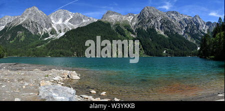 Panoramablick auf den Antholzer See (Italienisch: Erreichn) einen kleinen See in Südtirol, Italien Stockfoto