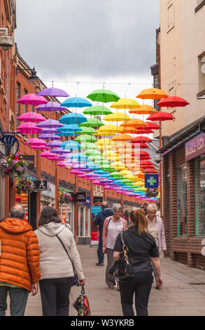 Eine farbige Darstellung der Schirme, die obenliegend in der Fürstbischöfe Shopping Precinct in Durham, England, Großbritannien Stockfoto