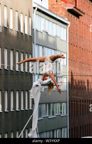 Luftakrobat über Kolmas Linja an Kallio Block Party 2016 in Helsinki, Finnland Stockfoto