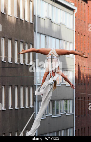 Luftakrobat über Kolmas Linja an Kallio Block Party 2016 in Helsinki, Finnland Stockfoto