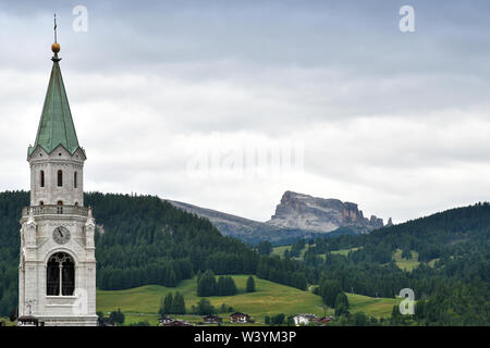 Die Kirche von Cortina d'Ampezzo mit Cinque Torri Dolomiten Gruppe auf dem Hintergrund (Sextener Dolomiten). Venetien Italien, Europa. Stockfoto