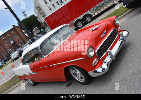 Ein 1955 Chevrolet Belair Hardtop auf dem Display an einem Auto zeigen. Stockfoto