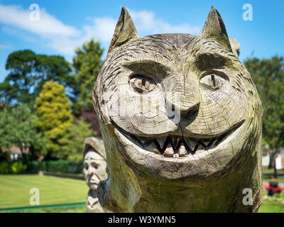 Die Cheshire Cat in Alice im Wunderland holz skulptur im Kurpark Ripon North Yorkshire England Stockfoto